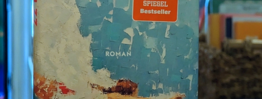 Das Buch "22 Bahnen" von Caroline Wahl steht auf einem Tresen.