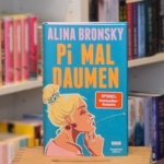 Alina Bronskys Buch "Pi mal Daumen" vor einem Bücherregal