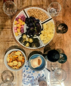 tmp-1682344647500_copy Ein Tisch mit Snacks und Weingläsern